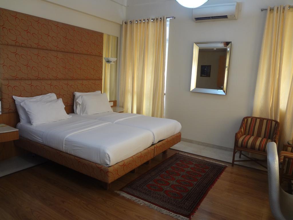 Astoria Hotel Mumbai Bagian luar foto