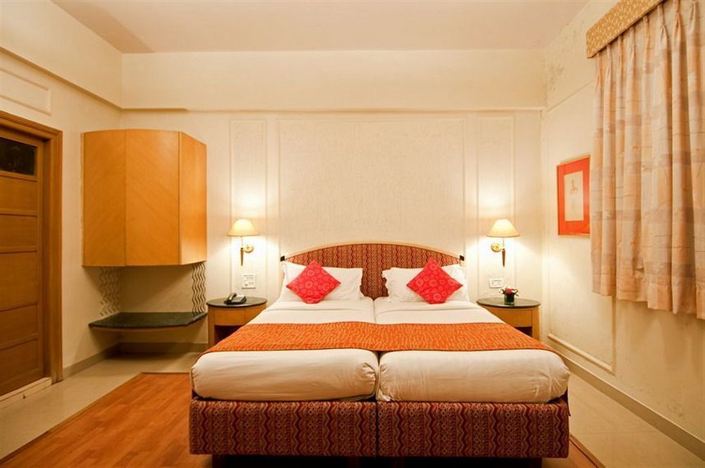 Astoria Hotel Mumbai Bagian luar foto